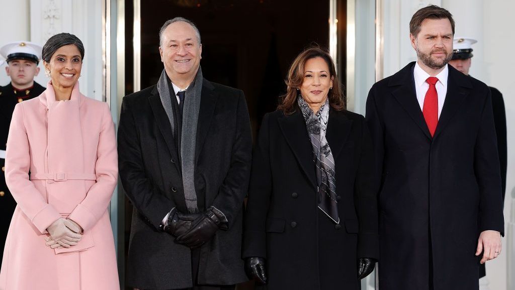 Usha Vance, esposa de JD Vance, o segundo cavalheiro dos EUA, Doug Emhoff, a vice-presidente dos EUA, Kamala Harris, e o vice-presidente eleito dos EUA, ex-senador J.D. Vance, juntos na Casa Branca antes da posse do presidente eleito dos EUA, Donald Trump, em 20 de janeiro de 2025 em Washington, DC