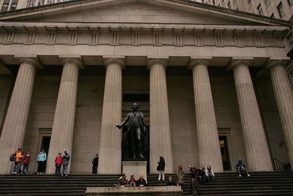 Estátua de George Washington em frente ao Federal Hall, onde o primeiro presidente dos Estados Unidos foi empossado, em 1789. A foto foi tirada em 5 de março de 2007