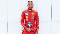 Fórmula 1: Lewis Hamilton aparece pela primeira vez com macacão da Ferrari