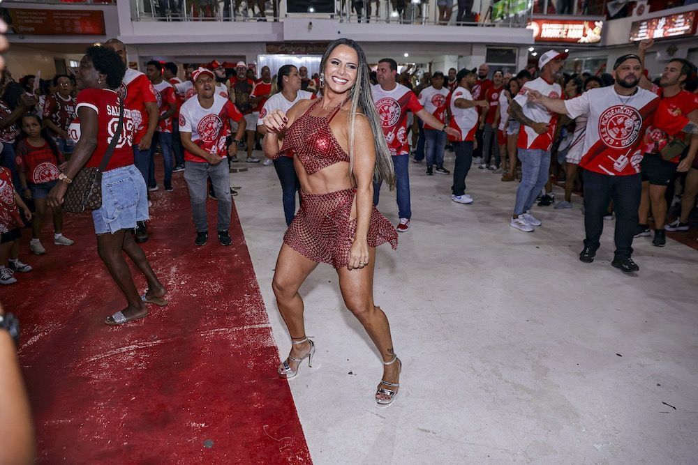 Viviane Araújo e rainha de bateria do Salgueiro