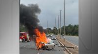 Carro pega fogo após bater em poste em Brasília