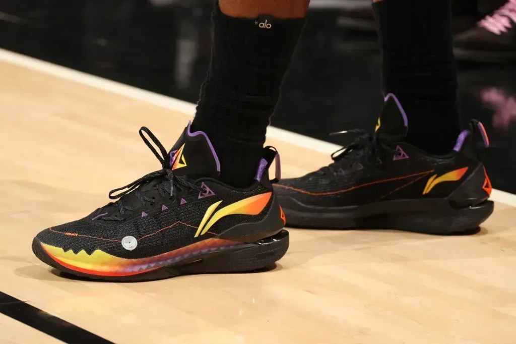 Jimmy Butler usa tênis com as cores do Phoenix Suns