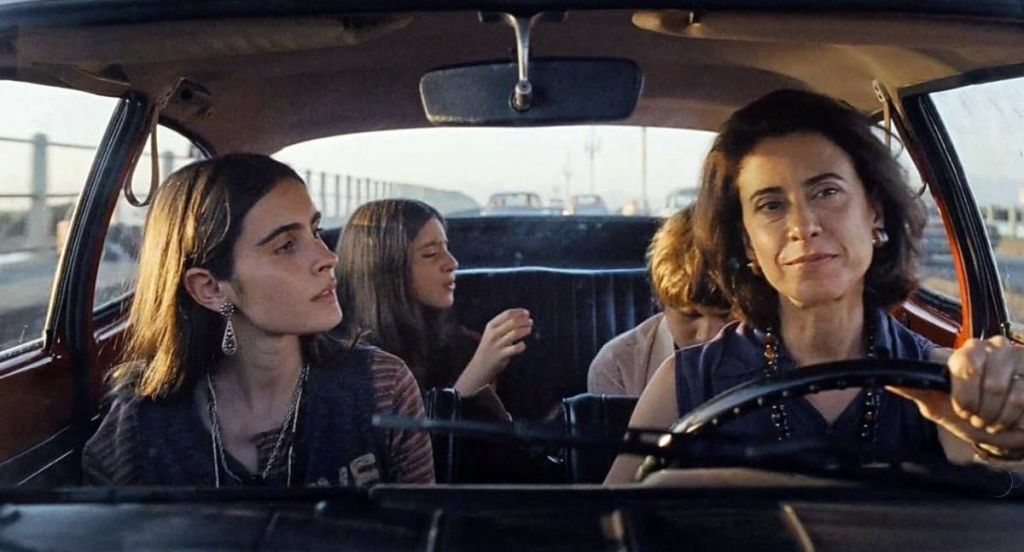 Fernanda Torres no filme 'Ainda Estou Aqui' com um Opel Kadett L 1968