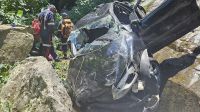 Carro cai em cachoeira turística e 4 pessoas ficam feridas no litoral de SP