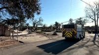 Equipes de resgate vasculham os destroços de casas queimadas em Los Angeles