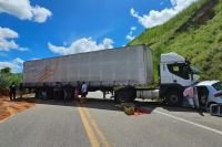 MG: colisão entre carreta e carro deixa 4 pessoas mortas e 6 feridas