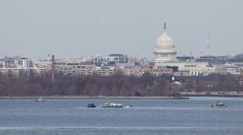 Operação de recuperação está em andamento depois da colisão entre avião e helicóptero em Washington, D.C.