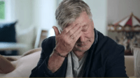 Alec Baldwin se emociona ao relembrar morte de diretora no set de "Rust"