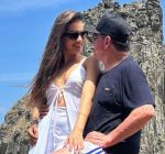 Amado Batista e namorada 50 anos mais nova curtem romance em Noronha