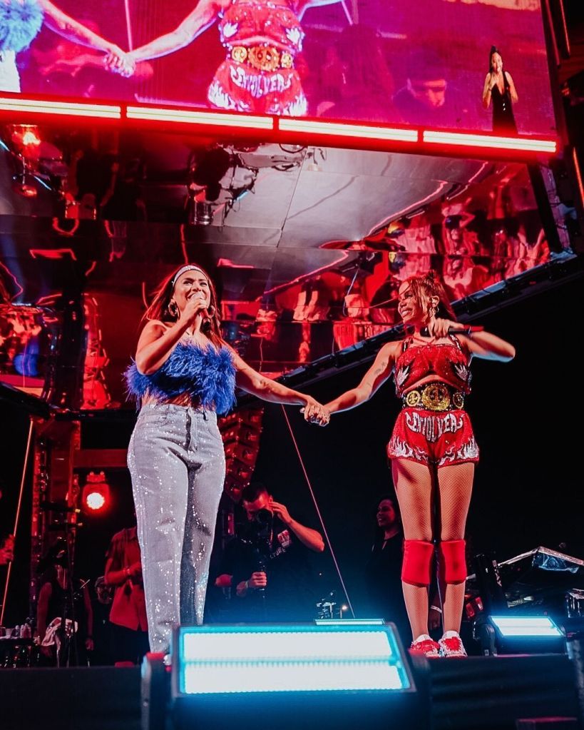 Anitta e Simone cantam juntas no "Ensaios da Anitta"