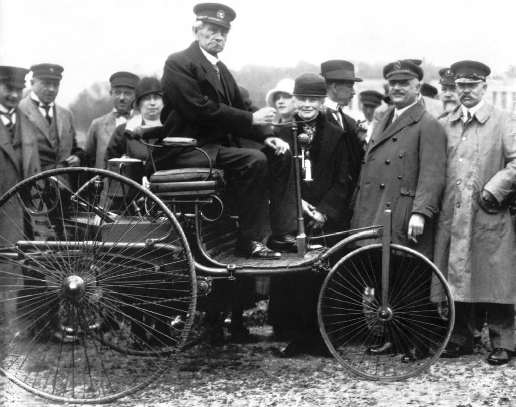 Carl Benz em seu primeiro carro de patente Modelo I de 1886, tirado em Munique em 1925