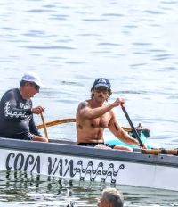 Chay Suede nada e pratica canoa havaiana em grupo no Rio; veja fotos