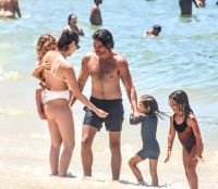 Chay Suede e Laura Neiva curtem praia ao lado dos filhos no Rio