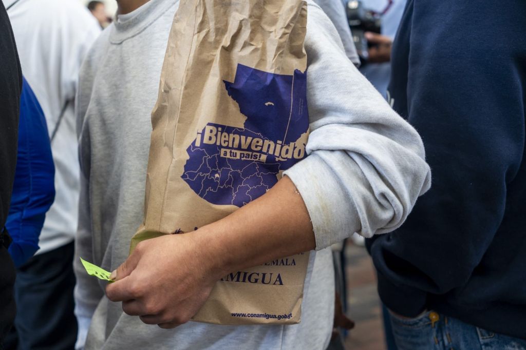 Migrantes deportados dos EUA são recebidos em casa com biscoitos e café em um centro de recepção na Cidade da Guatemala.