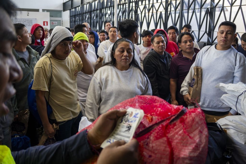 Sara Tot-Botoz disse que seu primeiro pensamento depois de ser processada de volta para a Guatemala foi trocar seu moletom cinza por suas roupas indígenas.