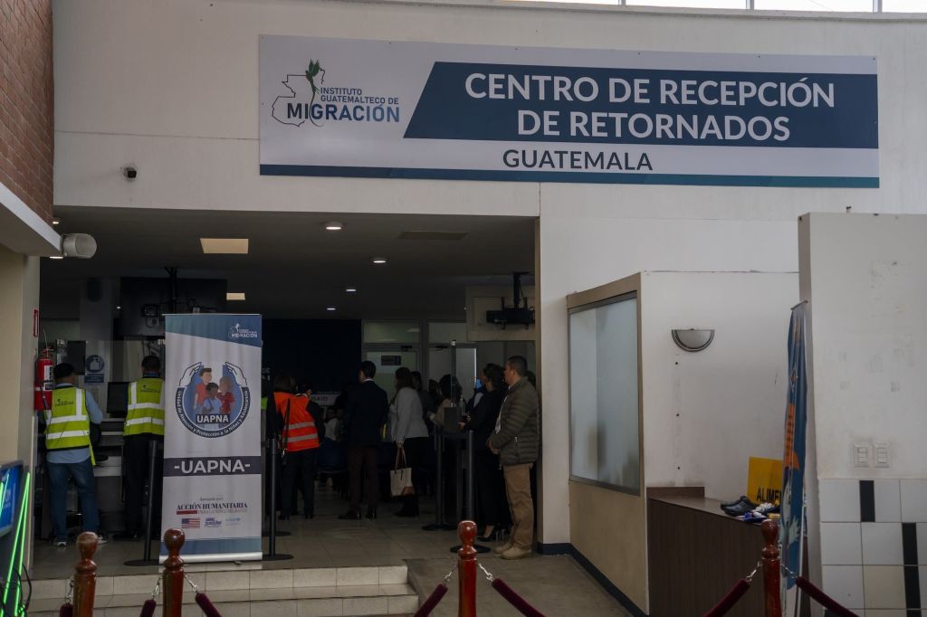 Dezenas de deportados dos EUA são conduzidos a um centro de recepção, onde primeiro são recebidos pela vice-presidente guatemalteca Karin Herrera e outras autoridades na Cidade da Guatemala.