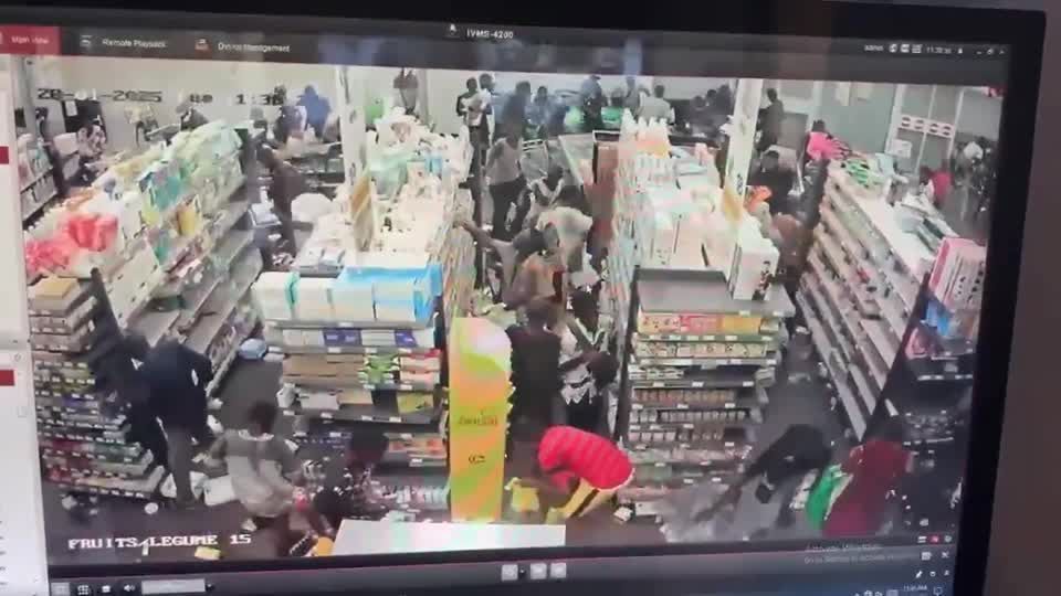 Vídeo mostra roubos em supermercados em meio a protestos no Congo.