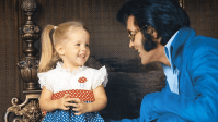 Lisa Marie Presley relembra relação com seu pai, Elvis: "Superligada a ele"