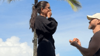 Fernanda Bande é pedida em casamento na beira da praia; veja momento