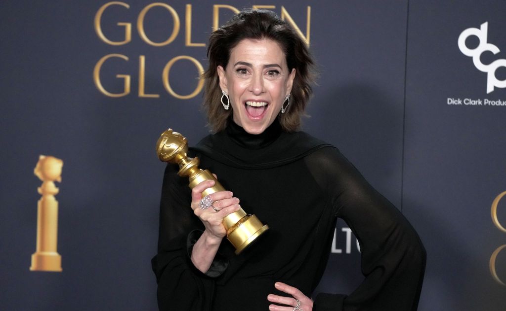 Fernanda Torres posa com o prêmio do Globo de Ouro