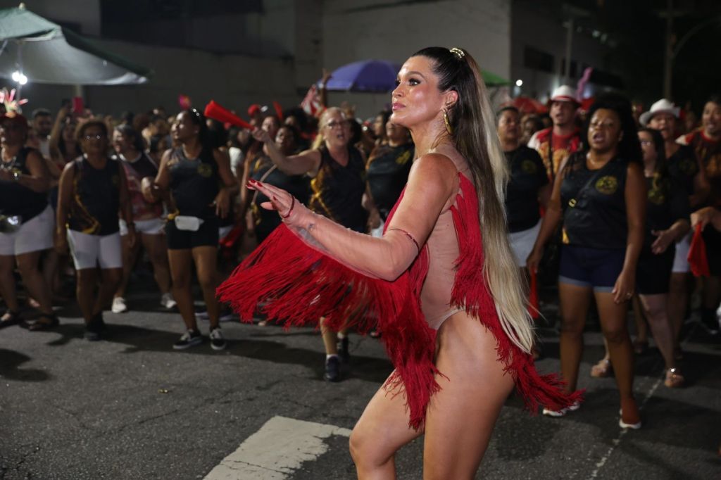 Flávia Alessandra no ensaio de rua do Salgueiro