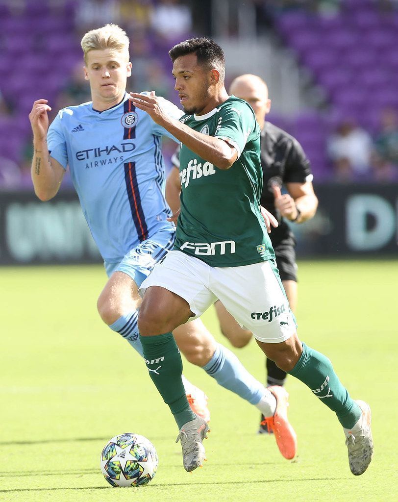 Gabriel Menino disputa bola com o jogador Parks, do New York City FC, durante partida válida pela FC Series