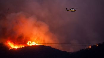 Chamas se espalham por quilômetros de distância e corpo de bombeiros emitiu um aviso de retirada