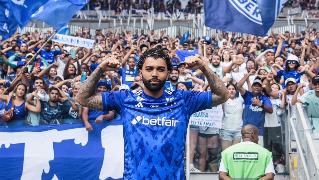 Gabigol faz seu gesto tradicional ao ser apresentado à torcida do Cruzeiro