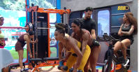 No BBB25, Gracyanne ajuda Aline com exercício e brinca: "Que delícia"