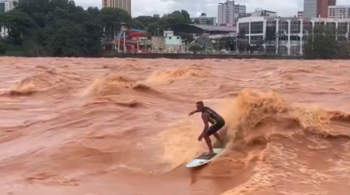 Embora estado não tenha litoral, homem viralizou surfando no Vale do Rio Doce, em Governador Valadares 