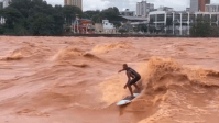 Vídeo: surfista aproveita cheia de rio para manobras radicais em MG