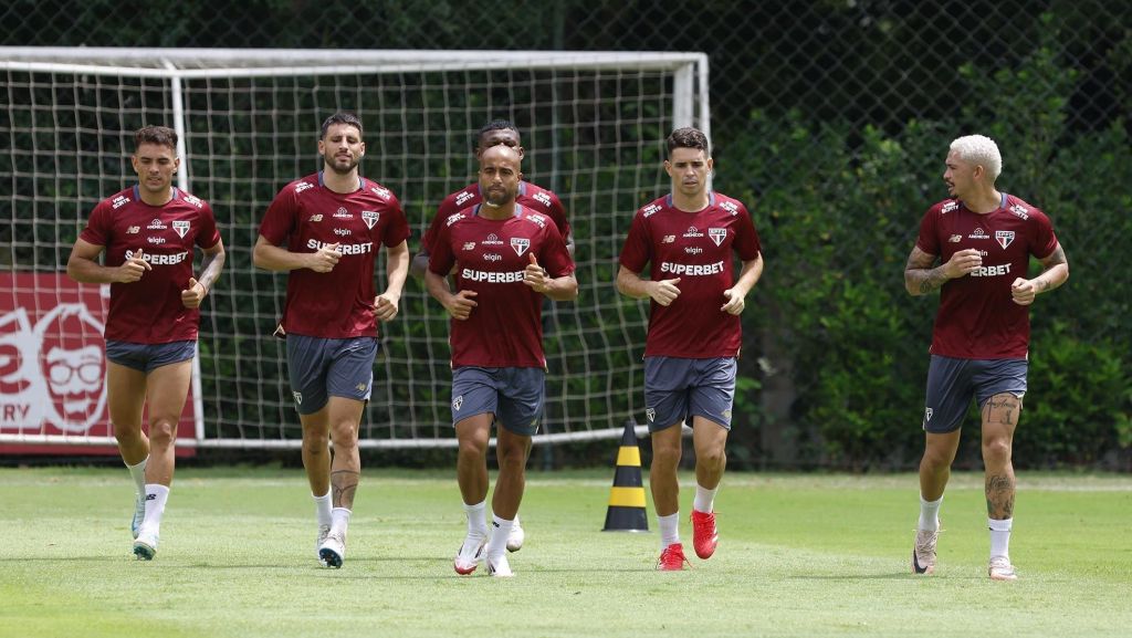 Jogadores do São Paulo em treino no CT da Barra Funda