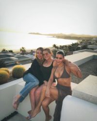 Kim Kardashian aproveita dia de sol e posa de biquíni com filhos e amigas