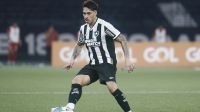 Vitória se acerta com zagueiro, mas Botafogo dificulta negócio; entenda