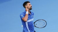 Djokovic volta à velha forma, bate Machac e avança no Australian Open