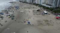 Balneário Camboriú tem praias cheias mesmo com alerta para temporais