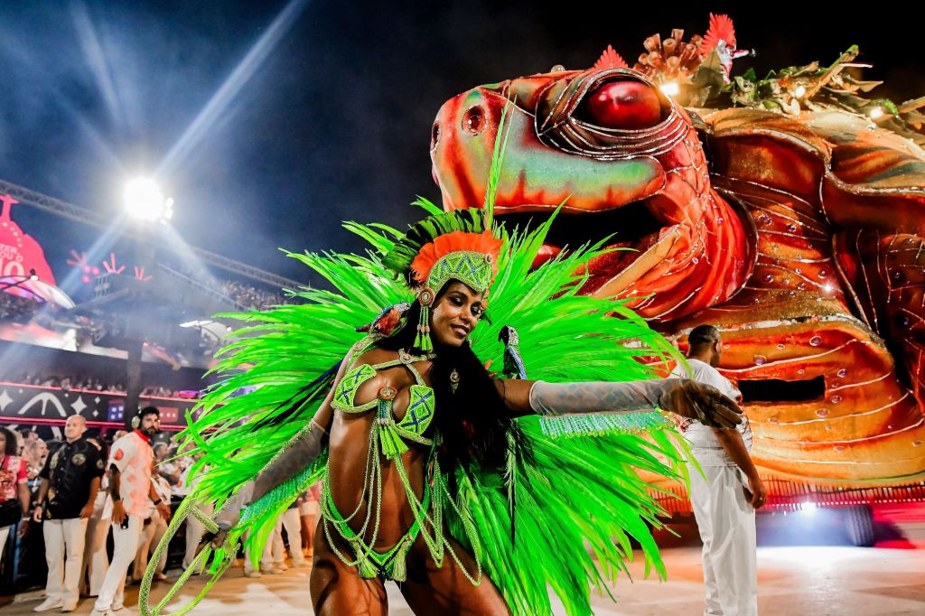 Rebecca no desfile do Salgueiro em 2024