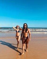 Sophia Abrahão e Sérgio Malheiros curtem férias em praia da Bahia