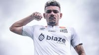 Santos anuncia contratação do atacante Tiquinho Soares, ex-Botafogo