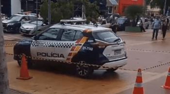 Caso ocorreu nesta segunda feira (6) em frente ao prédio da prefeitura; vídeo mostra o momento em que o homem entra no veículo