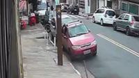 Vídeo: Motoqueiro empina moto, perde o controle e mata homem em SP