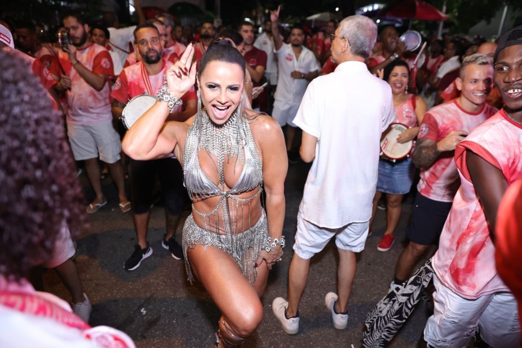 Viviane Araújo no ensaio de rua do Salgueiro