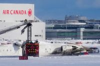 Avião capota em aeroporto no Canadá e deixa oito feridos