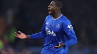 Everton e Liverpool condenam ataques racistas contra Doucouré