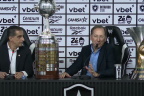 John Textor exibe troféus durante coletiva e minimiza derrota do Botafogo