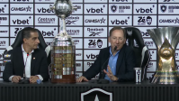 John Textor exibe troféus durante coletiva e minimiza derrota do Botafogo