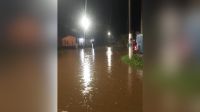 Forte chuva causa grande alagamento em Ubatuba, no litoral de SP