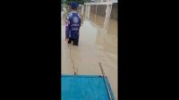 Vídeo: Moradores usam barco para se locomover em meio a enchentes em Olinda