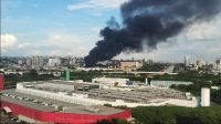 Incêndio de grandes proporções atinge galpão na zona norte de São Paulo