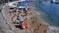 Contenção desaba na praia do Porto da Barra em Salvador e homem despenca